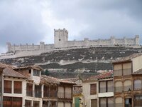 Castillo_peñafiel_desde_plaza_coso.jpg